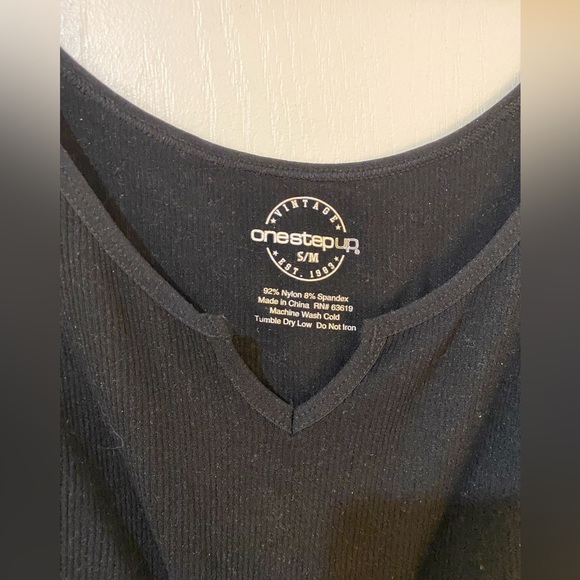 Black tank top with slit in front - Picture 3 of 3